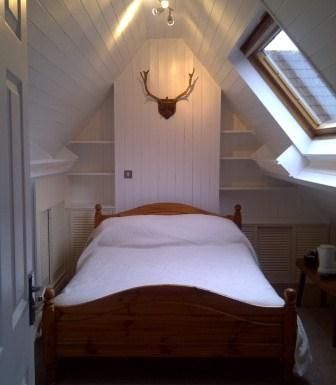 Room 15 - double en-suite white bedding
