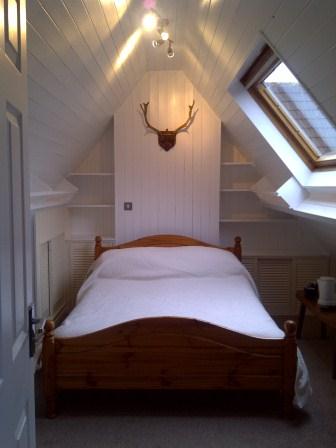 Room 15 - double en-suite white bedding